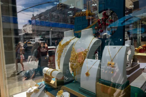 قطع مجوهرات ذهبية تعرض في واجهة متجر بمنطقة مانهاتن الأميركية (أ.ف.ب)