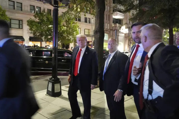 الرئيس الأميركي دونالد ترمب ونائبه يغادران بعد تناول العشاء في مطعم بالقرب من البيت الأبيض (أ.ب)