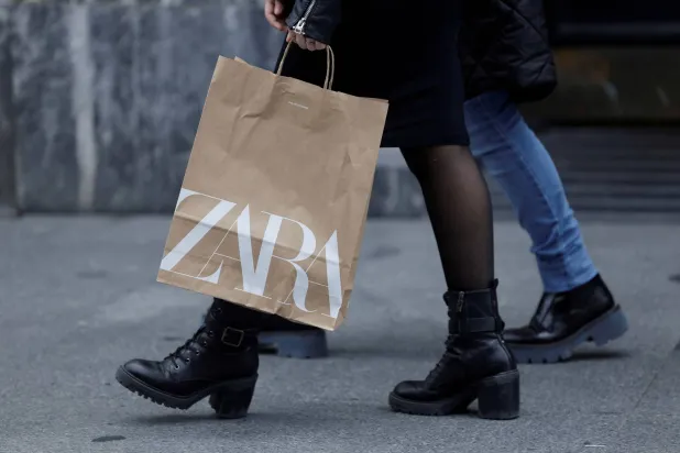 FILE PHOTO: A woman carries a bag from Spanish multinational retail clothing chain Zara, the flagship brand of the Inditex clothing company, in the Gran Via of Bilbao, Spain, March 12, 2024. REUTERS/Vincent West/File Photo