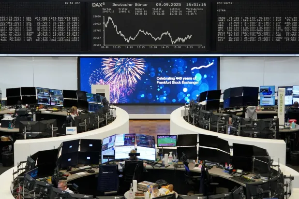 مخطط مؤشر الأسهم الألماني «داكس» ببورصة فرنكفورت (رويترز)