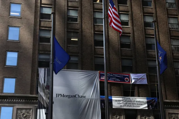 لافتة «جي بي مورغان تشيس» في مقره بنيويورك (رويترز)