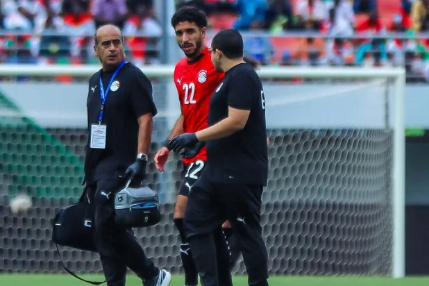 خرج مرموش بعد إصابته في الدقيقة الرابعة من مواجهة مصر مع مضيفتها بوركينا فاسو (الاتحاد المصري)