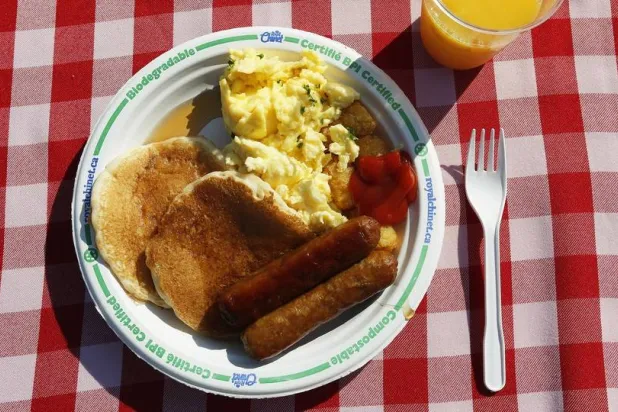 كبار السن الذين يتناولون وجبة الإفطار في وقت متأخر يكونون أكثر عرضة لمشكلات صحية (رويترز)