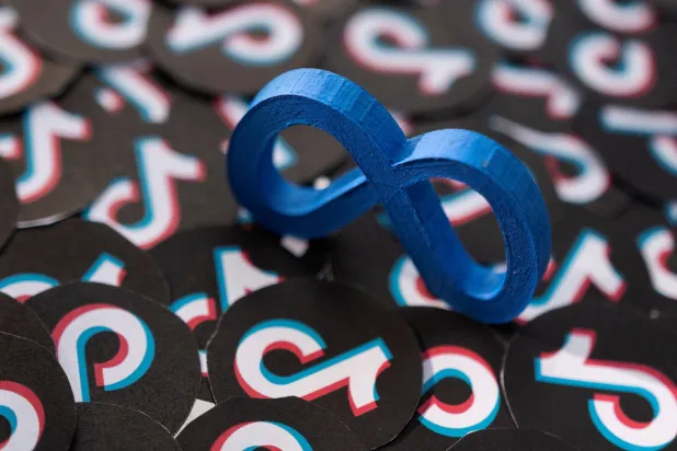 شعارا «ميتا» و«تيك توك» في هذا الرسم التوضيحي (رويترز)