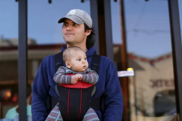 معدلات الانتحار بين الآباء الجدد أعلى من الأمهات (رويترز)