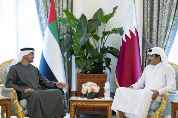 Birleşik Arap Emirlikleri (BAE) Devlet Başkanı Muhammed bin Zayed, Katar Emiri Temim bin Hamad ile Doha'da bir araya geldi. (WAM)