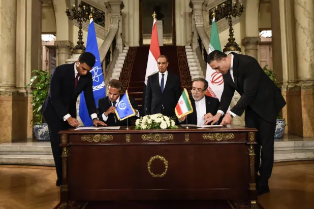 غروسي وعراقجي يوقعان اتفاقاً لاستئناف التفتيش على البرنامج النووي الإيراني بحضور وزير الخارجية المصري بدر عبد العاطي في القاهرة (د.ب.أ)