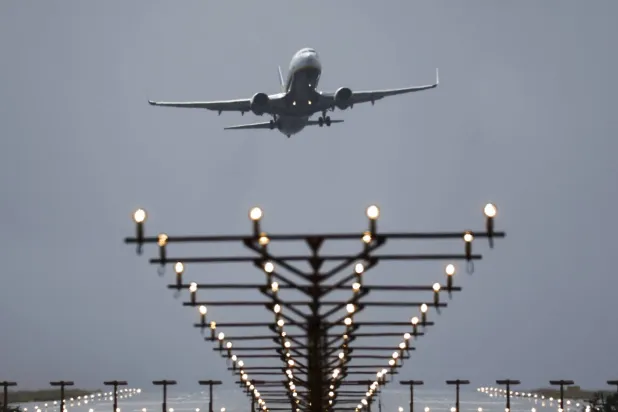 طائرة تابعة لشركة «رايان إير» تهبط في مطار «سانتياغو دي كومبوستيلا» بإسبانيا (إ.ب.أ)