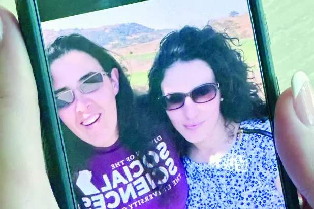 سيلفي لإليزابيث تسوركوف (يمين) مع شقيقتها إيما في سبتمبر 2018 (أ.ب)