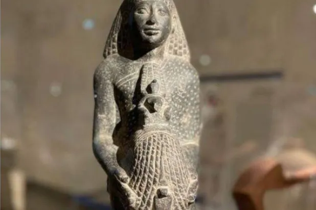 تمثال «المساح بن حرى» ومعه الحبل كأداة للقياس (متحف الحضارة المصرية)