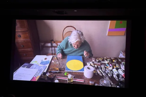 الريشة عندها وسيلة لالتقاط الوجود (لقطة من الفيلم)