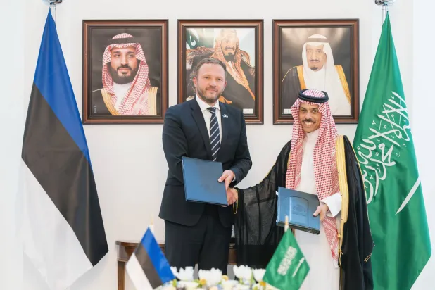 وزيرا خارجية السعودية وإستونيا عقب توقيعهما الاتفاقية في العاصمة الرياض الأربعاء (واس)