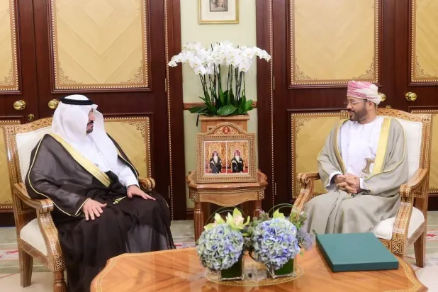 بدر البوسعيدي وزير الخارجية العمانية خلال استقباله السفير السعودي إبراهيم بن سعد بن بيشان (العُمانية)