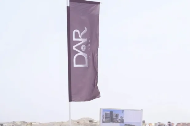 شعار شركة «دار غلوبال» في أحد مشاريعها (الشرق الأوسط)