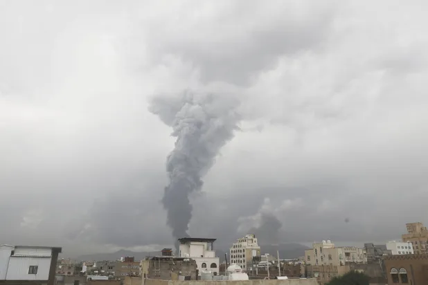 دخان يتصاعد جنوب العاصمة اليمنية صنعاء الخاضعة للحوثيين إثر غارة إسرائيلية 24 أغسطس الماضي (أ.ب)
