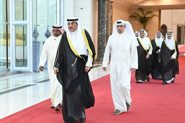 ولي العهد الكويتي متوجهاً إلى قطر (كونا)