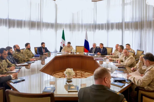 اجتماع رئيس هيئة الأركان العامة اللواء علي النعسان بوفد وزارة الدفاع الروسية على رأسه نائب الوزير يونس بيك يفكوروف (الدفاع السورية)