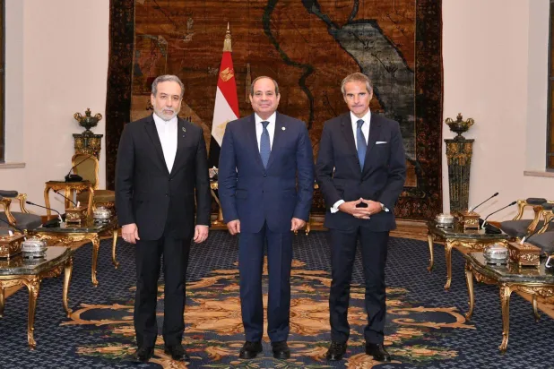 الرئيس المصري عبد الفتاح السيسي يتوسط وزير الخارجية الإيراني ومدير الوكالة الدولية للطاقة الذرية (الرئاسة المصرية)