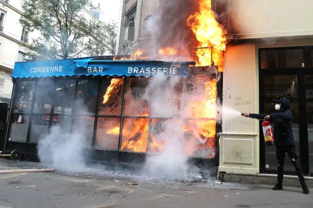 النيران تلتهم المطعم الكوري الأربعاء وتطول الشقق السكينة القائمة فوقه (أ.ف.ب)