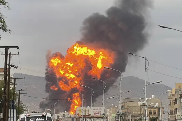 دخان وألسنة لهب تصاعد إثر ضربة إسرائيلية على صنعاء الخاضعة للحوثيين (أ.ب)