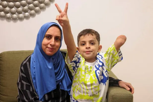  Omar Abu Kuwaik, six-year-old Gazan child who lost an arm, gestures and poses next to his aunt and caretaker, Maha Abu Kuwaik in the apartment where they reside during his medical treatment in Beirut, Lebanon September 4, 2025. (Reuters)
