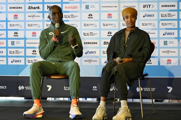 إيليود كيبتشوجي وسيفان حسن (أ.ف.ب)