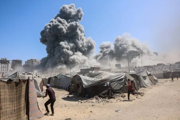 تصاعد الدخان في مدينة غزة من جراء قصف إسرائيلي (أ.ف.ب)