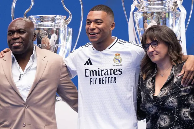 والدة مبابي قالت إن ذلك الشعور استمر لسنوات عديدة (أ.ف.ب)