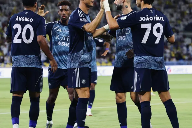 رونالدو وفيليكس يحتفلان بخماسية النصر(نادي النصر)