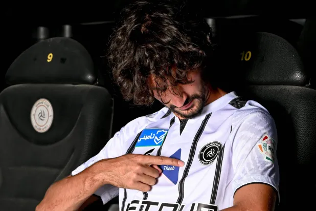 ياسين عدلي يظهر بقميص الشباب بعد توقيع العقد (نادي الشباب)