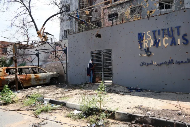 الدمار يظهر داخل المركز الثقافي الفرنسي في الخرطوم بالسودان (رويترز)