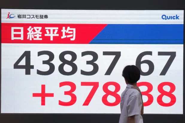 «نيكي» الياباني يسجل مستوى قياسياً بدعم من مجموعة «سوفت بنك»