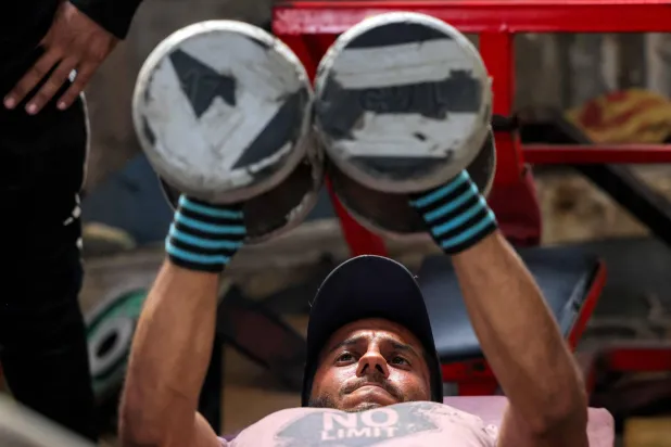 رجل يتدرب في صالة ألعاب رياضية (أ.ف.ب)