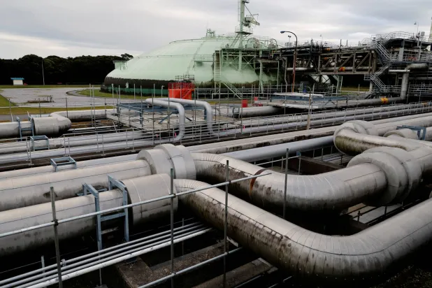 خزان غاز طبيعي في محطة غاز طوكيو في مدينة سوديغاوارا بمحافظة تشي با - اليابان (رويترز)