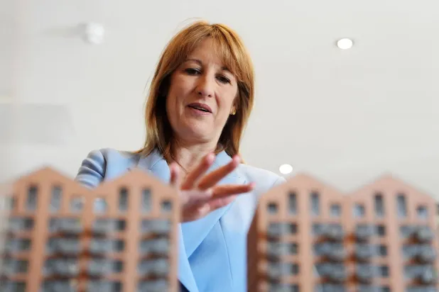 راشيل ريفز خلال زيارتها لمشروع «غلاس ووتر لوكس» في برمنغهام - 1 سبتمبر 2025 (أ.ف.ب)