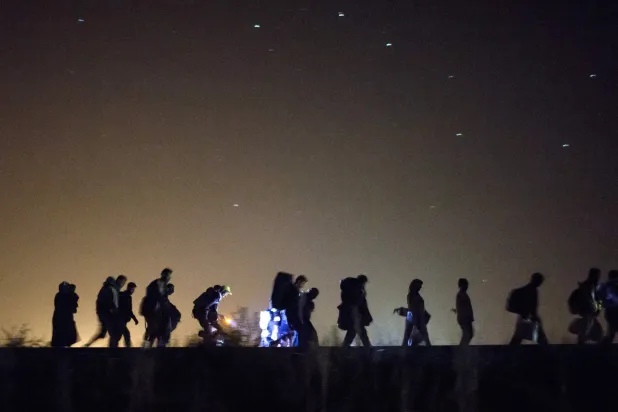 لاجئون يقطعون الحدود الأوروبية سيراً للوصول إلى ألمانيا فيما اعتبر أكبر موجة لجوء في التاريخ الحديث (أ.ب.إ)