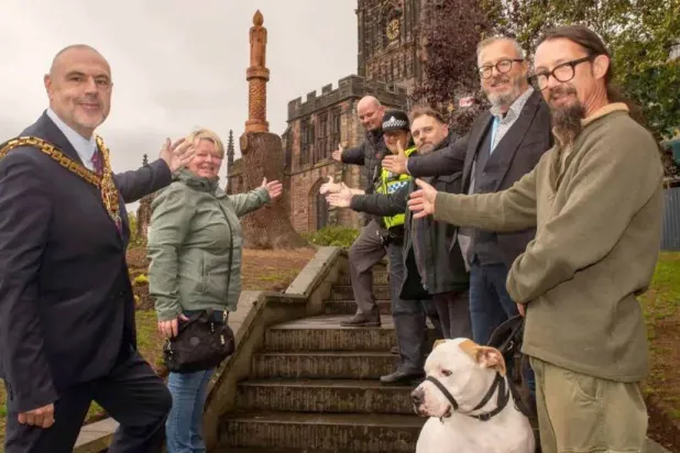 جذع محطَّم يتحوّل إلى رمز أمل (مجلس مدينة ولفرهامبتون)