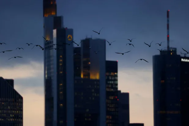 أفق فرنكفورت مع مبانيها الإدارية ومنطقة البنوك عند غروب الشمس في ألمانيا (رويترز)