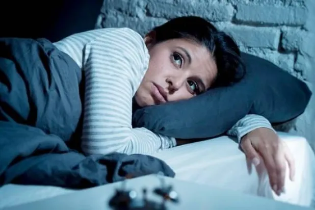 يُعدّ النوم ضرورياً للدماغ لأداء وظائفه الأساسية (رويترز)