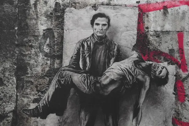 بازوليني حاملاً جثمانه (من المعرض)