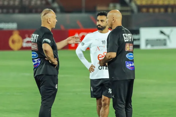 إبراهيم حسن وشقيقه المدرب حسام يتحدثان مع محمد صلاح (الاتحاد المصري)