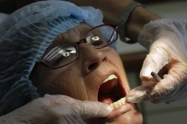 البكتيريا الموجودة في الفم قد تلعب دوراً مباشراً في إصابتك بأمراض القلب (رويترز)