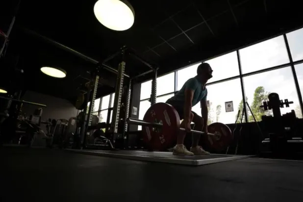 تمارين القوة مثل رفع الأثقال تُعد من أكثر الوسائل فاعلية لرفع مستويات التستوستيرون (أرشيفية-رويترز)