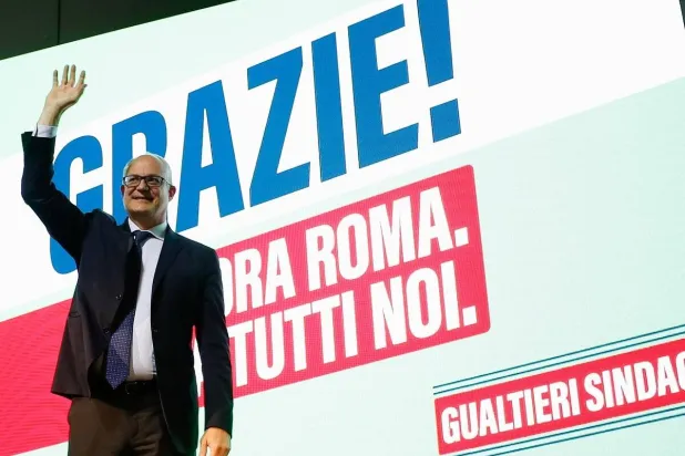 رئيس بلدية روما روبرتو غوالتييري (رويترز)