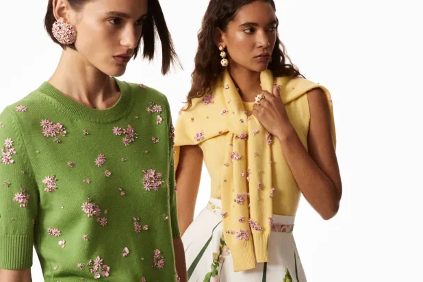 من اقتراحات دار «أوسكار دي لارونتا» ألوان ربيعية وتطريزات تخرج المرأة من أجواء الخريف الداكنة (أوسكار دي لارونتا)