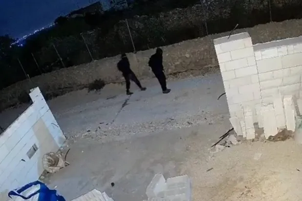 صورة من فيديو يُظهِر المهاجمين (إكس)