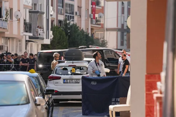 فرق التحقيق أثناء عملها بموقع الهجوم على مركز شرطة في إزمير (إعلام تركي)