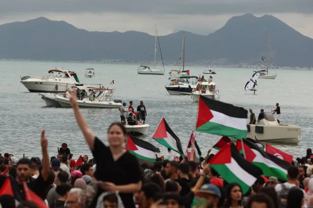 متظاهرون مؤيدون للفلسطينيين يشاركون في مظاهرة دعماً ﻟ«أسطول الصمود العالمي» في ميناء سيدي بوسعيد بتونس 10 سبتمبر 2025 (إ.ب.أ)