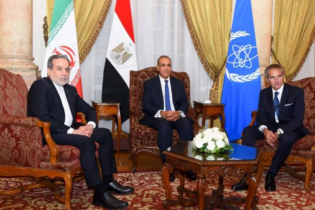 وزير الخارجية المصري بدر عبد العاطي يتوسط وزير الخارجية الإيراني عباس عراقجي ومدير الوكالة الدولية للطاقة الذرية غروسي (الخارجية المصرية)