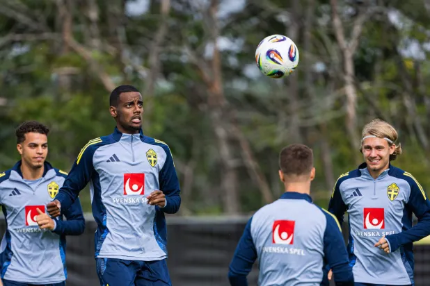 ألكسندر إيزاك خلال التدريبات (أ.ف.ب)